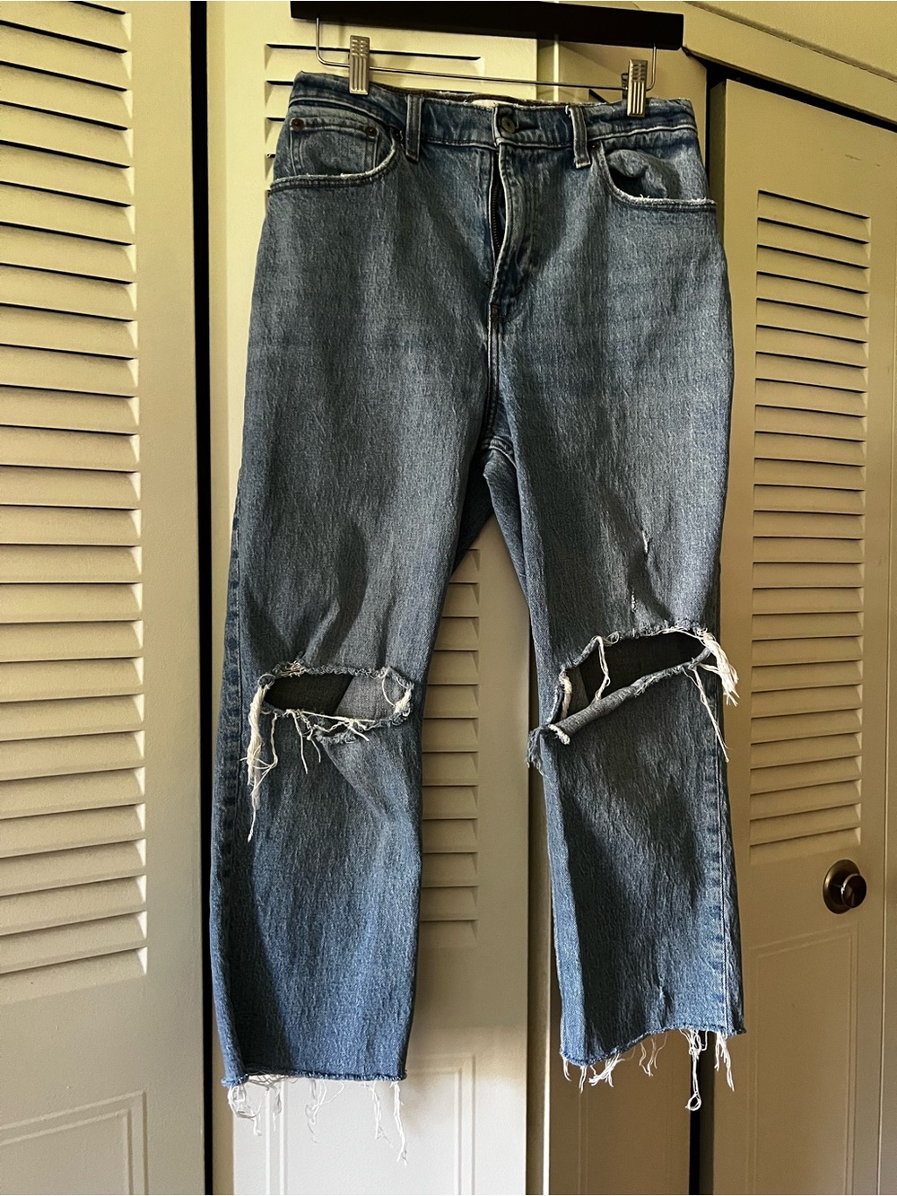 Abercrombie & Fitch The 90’s Straight-Ultra High Rise Ripped Jeans